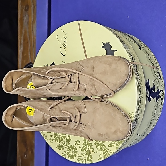 Tan suede ankle boots - Picture 3 of 3